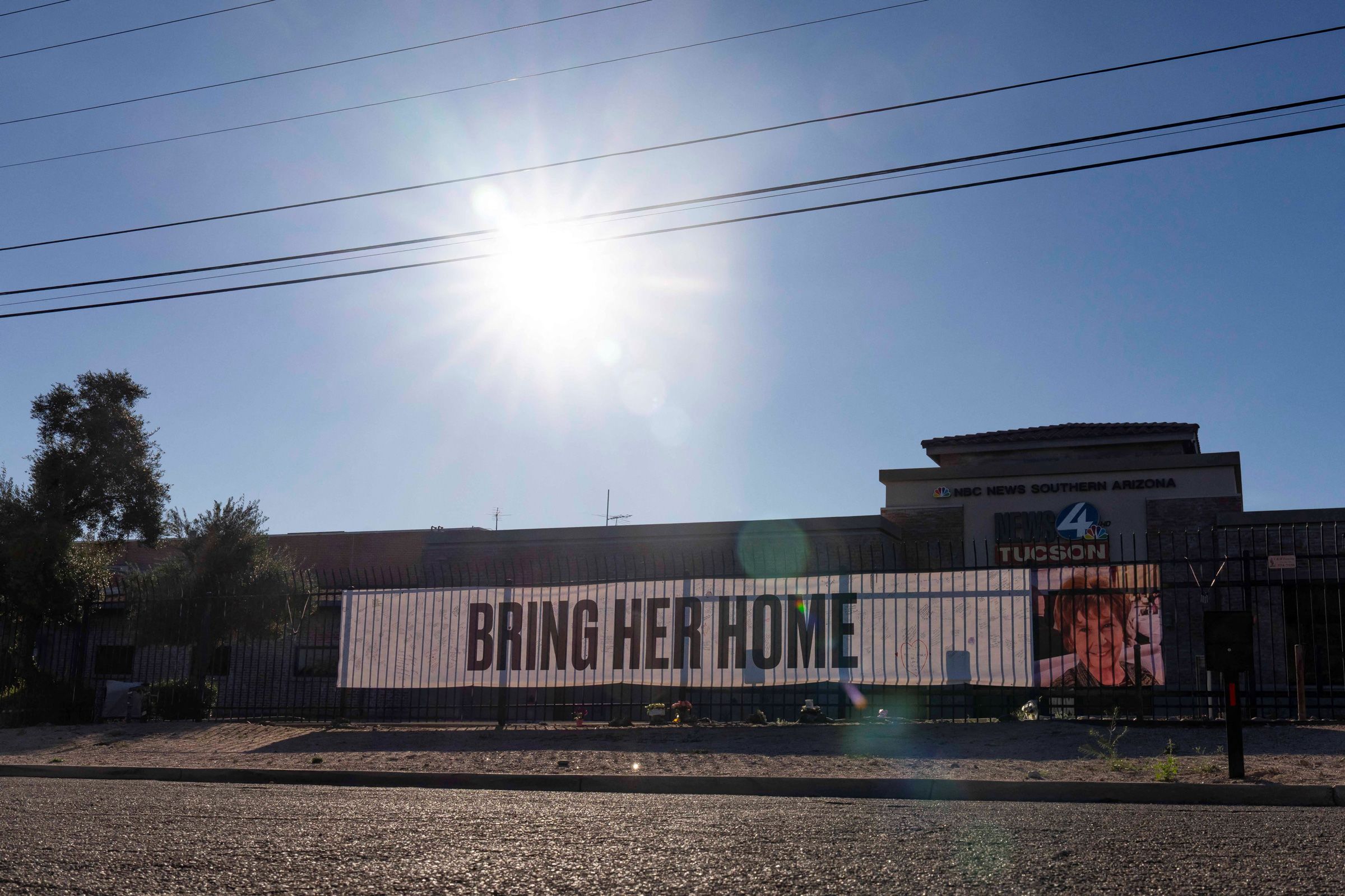 <i>Rebecca Noble/Reuters via CNN Newsource</i><br/>Investigators canvass Annie Guthrie's neighborhood after the disappearance of Nancy Guthrie in Tucson on February 10.