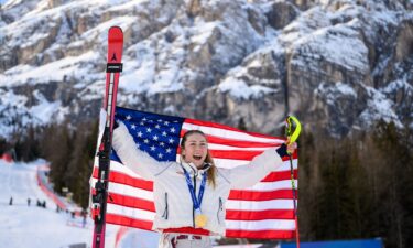 Mikaela Shiffrin holds up the flag of the United States in Livigno.