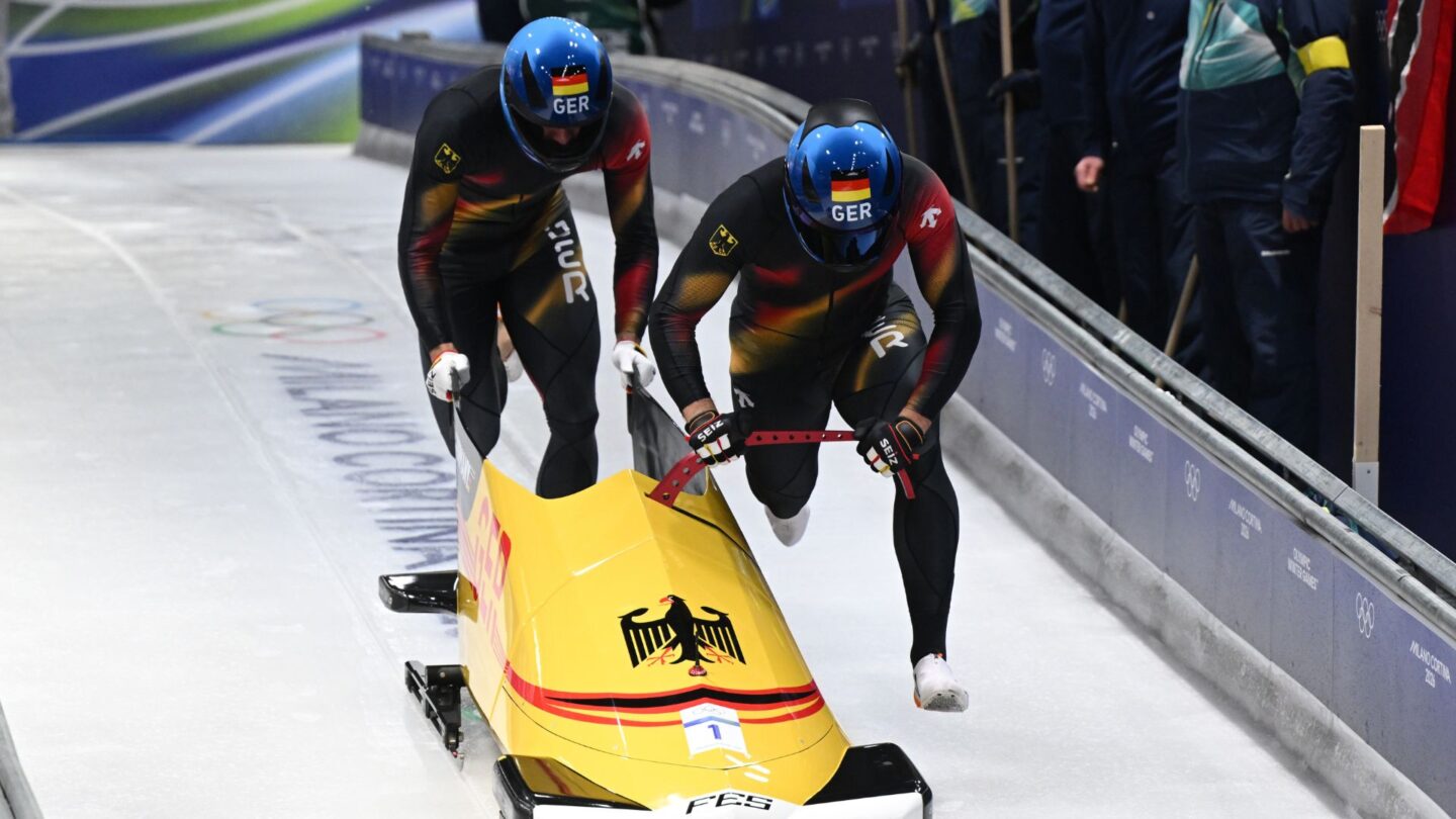 Team Germany starts bobsled run