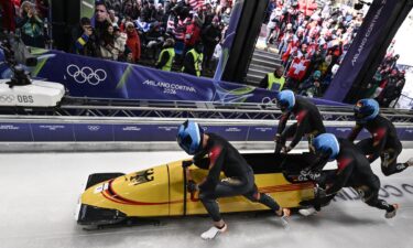 Johannes Lochner starts four-man bobsled run
