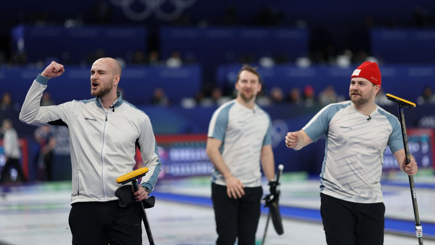 Norway curlers wave to the crowd