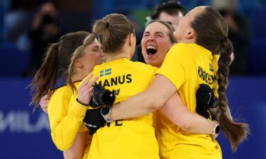 Sweden curlers hug to celebrate win
