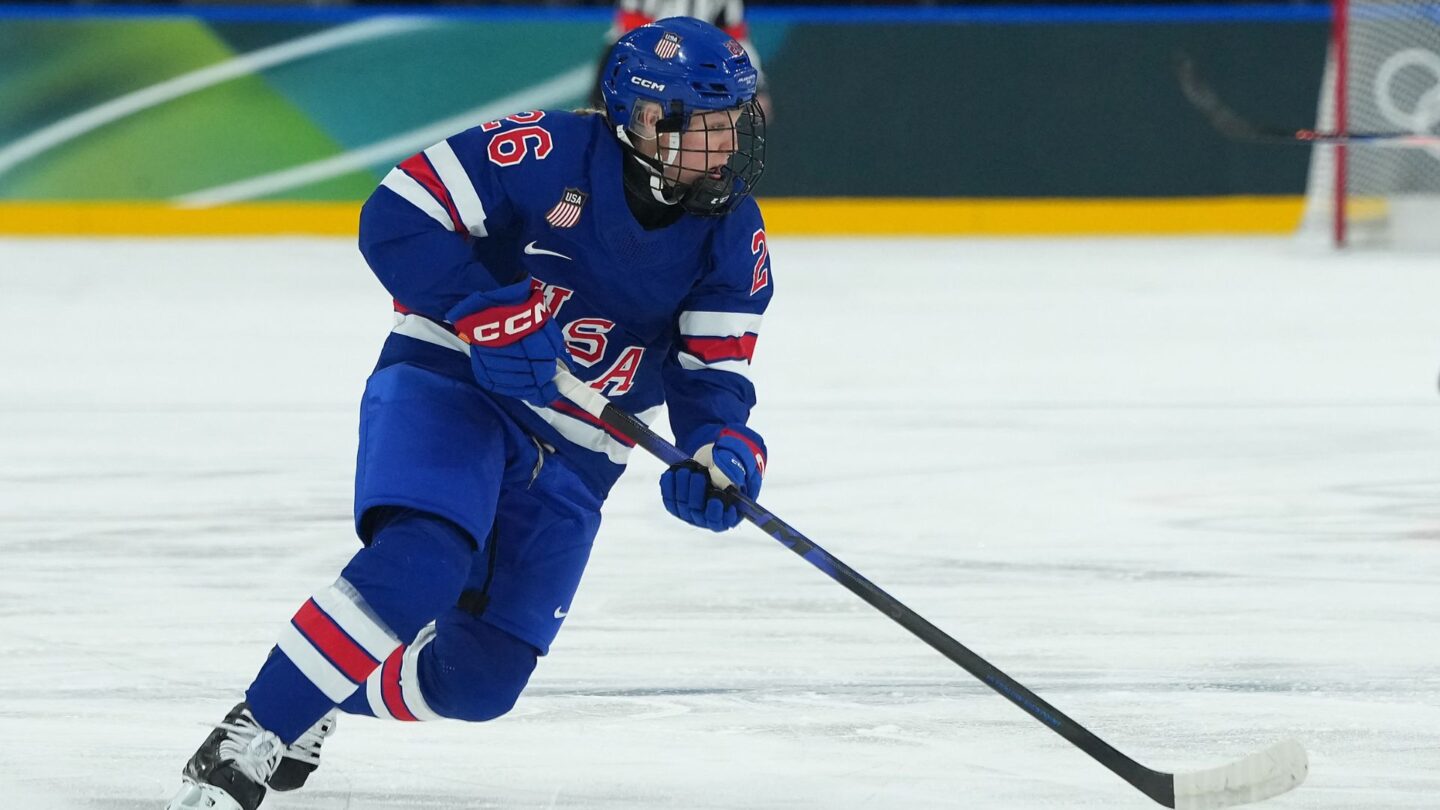 Kendall Coyne Schofield carrying the puck