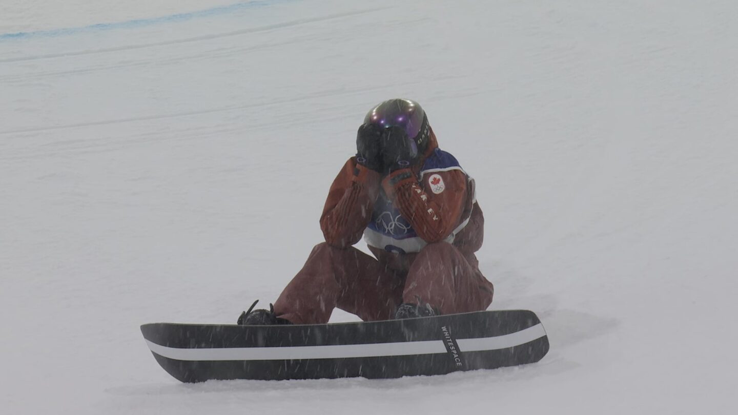 Snowboard halfpipe crashes
