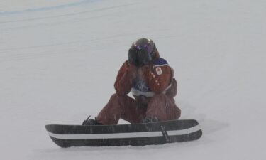 Snowboard halfpipe crashes