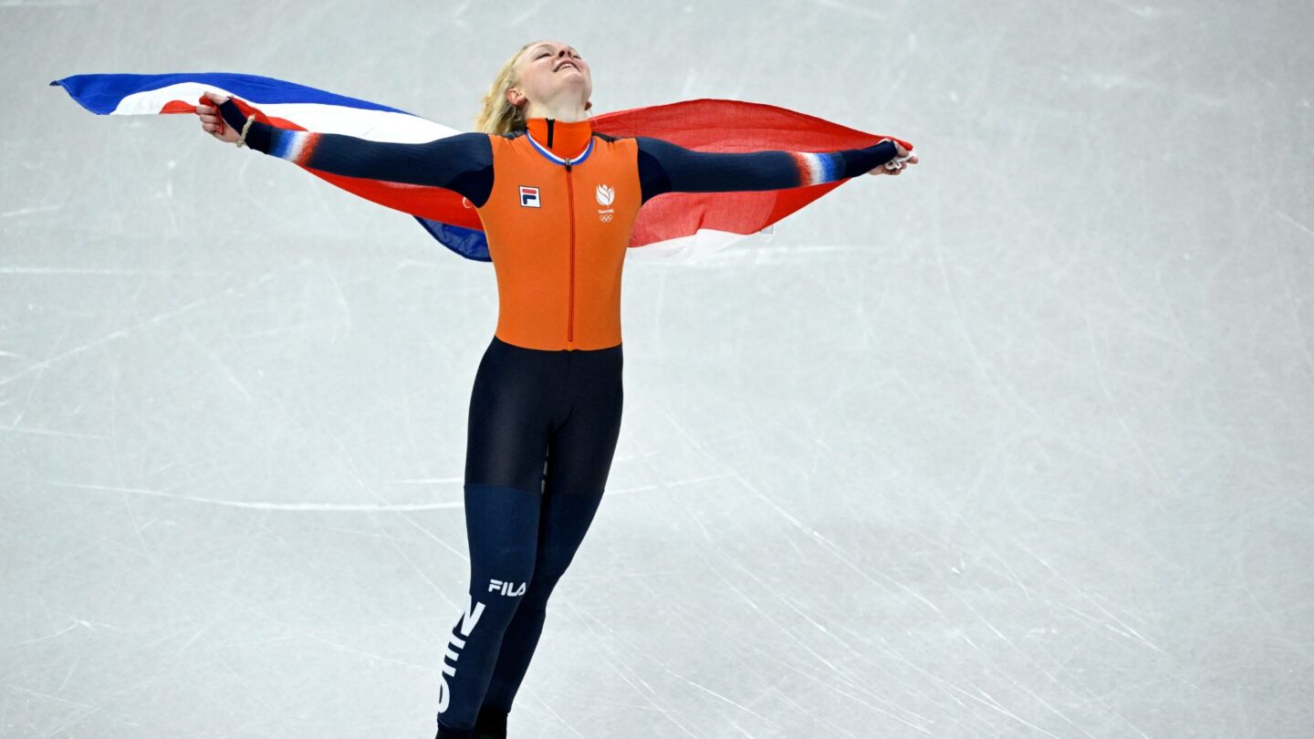 Xandra Velzeboer skates a victory lap with the Dutch flag