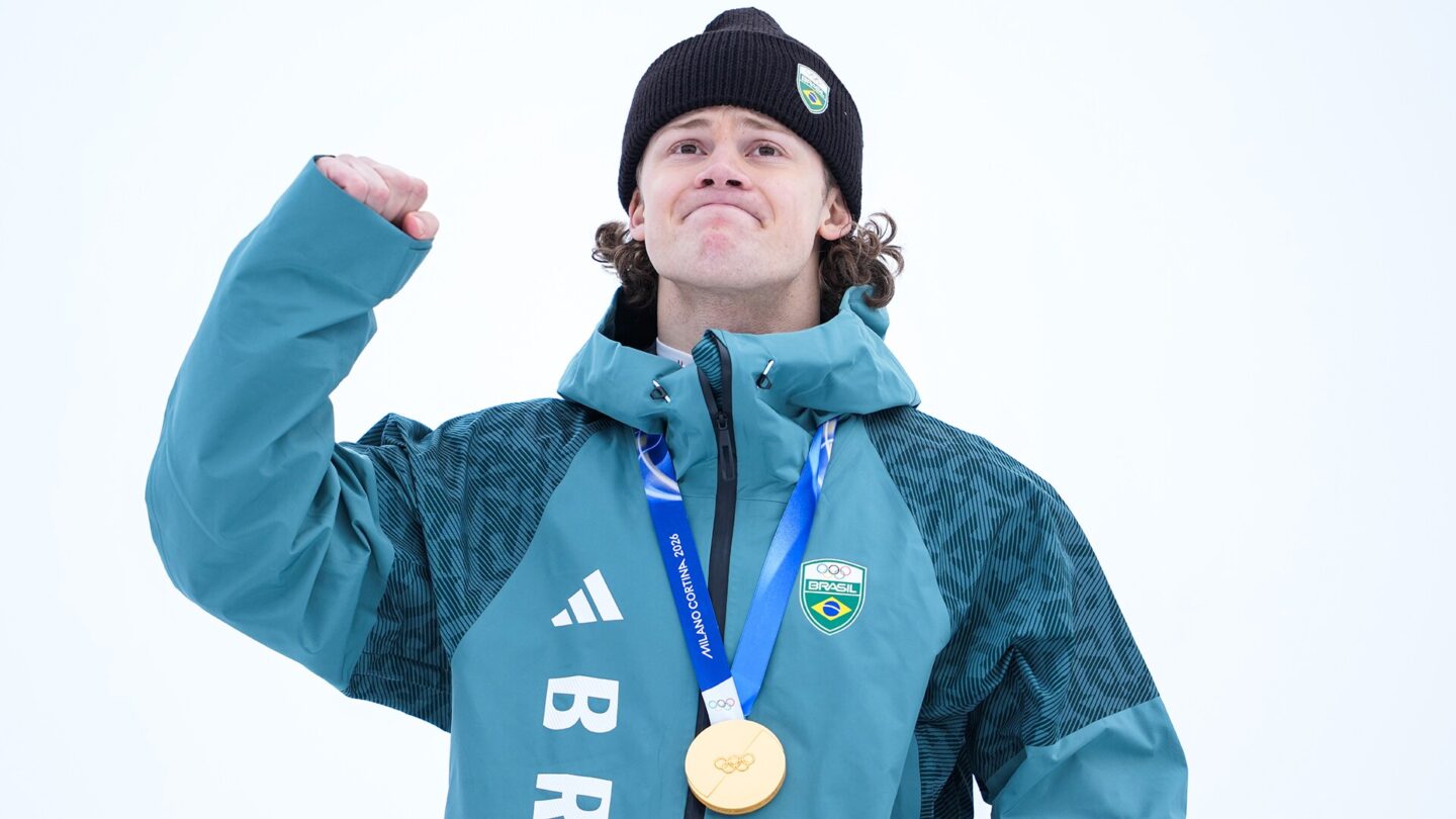 Lucas Pinheiro Braathen with his gold medal.