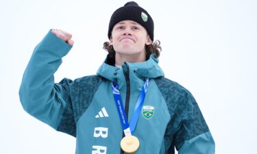 Lucas Pinheiro Braathen with his gold medal.