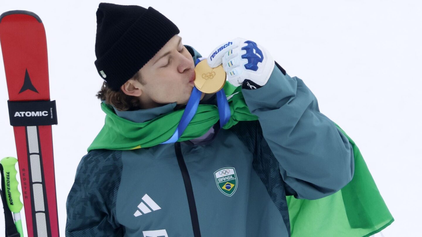 Lucas Pinheiro Braathen with his gold medal.