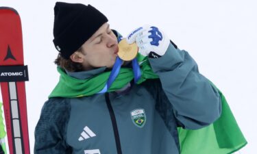 Lucas Pinheiro Braathen with his gold medal.