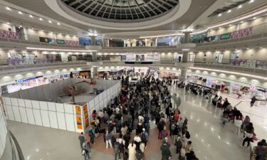 Passengers wait in long lines at Hartsfield-Jackson Atlanta International Airport early Friday