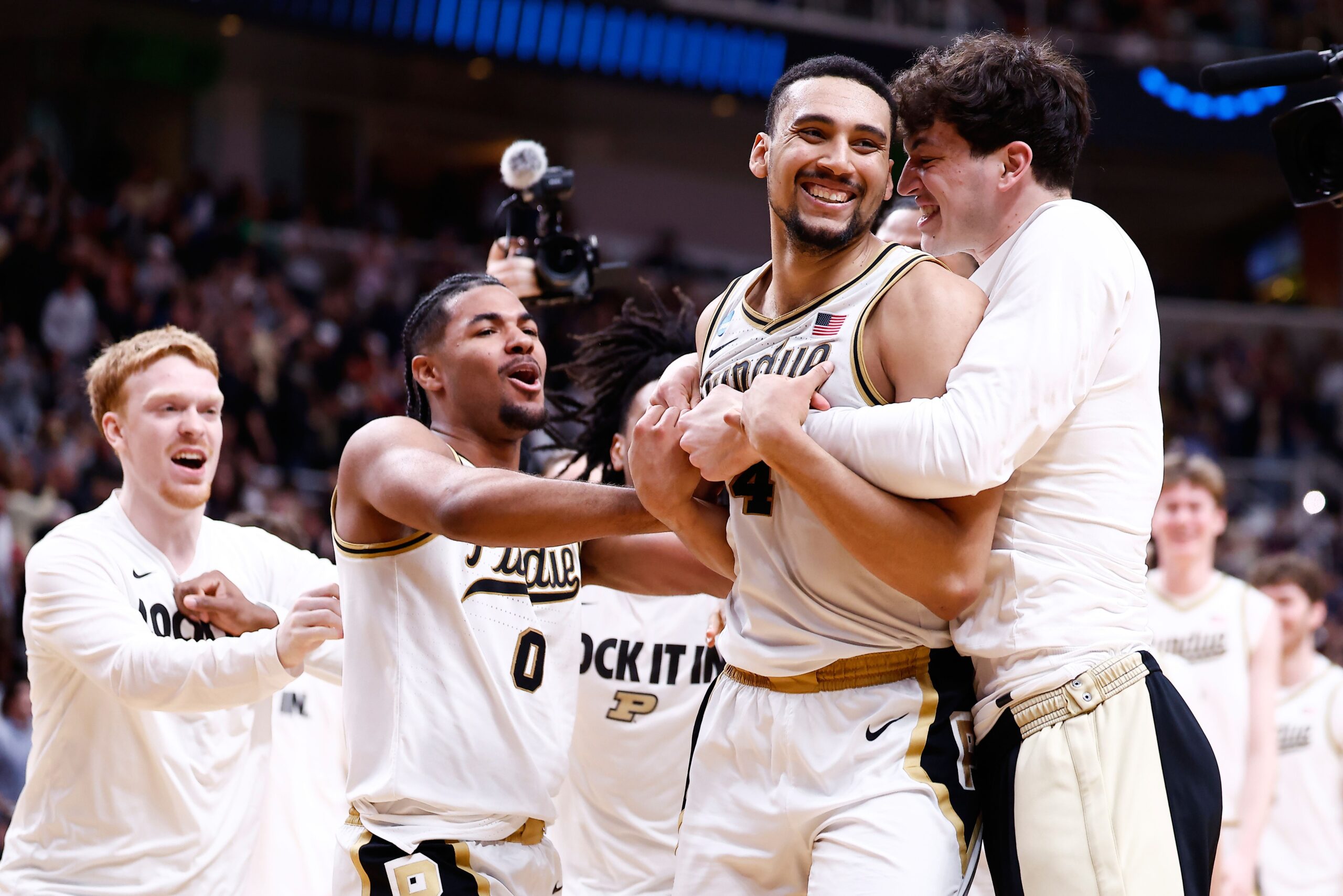 <i>Kelley L Cox/AP via CNN Newsource</i><br/>Arizona forward Koa Peat dunks the ball during the first half against Arkansas.