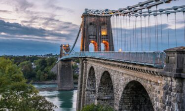 Telford chose a suspension bridge partly to ensure that boats crossing the busy channel wouldn't be disturbed.