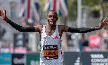 Sabastian Sawe (KEN) raises his arms as he crosses the finish line on The Mall to win the Men’s Elite race of The TCS London Marathon on Sunday 27th April 2025.