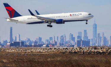 A United Airlines Boeing 787 taxis as a Boeing 767 lands at San Francisco International Airport