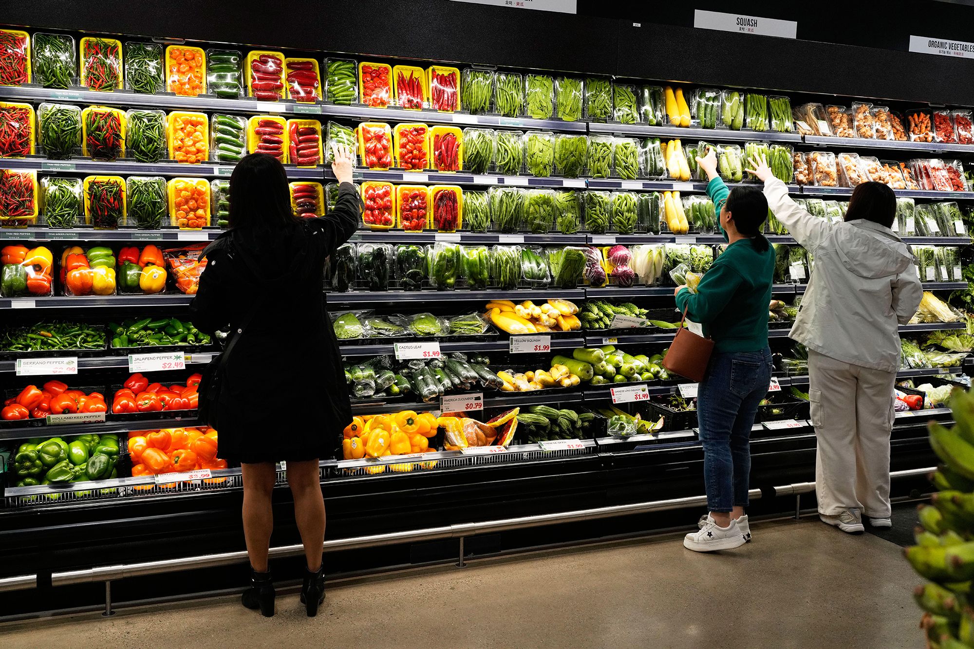 <i>Nam Y. Huh/AP via CNN Newsource</i><br/>Shoppers pictured at an American grocery store.