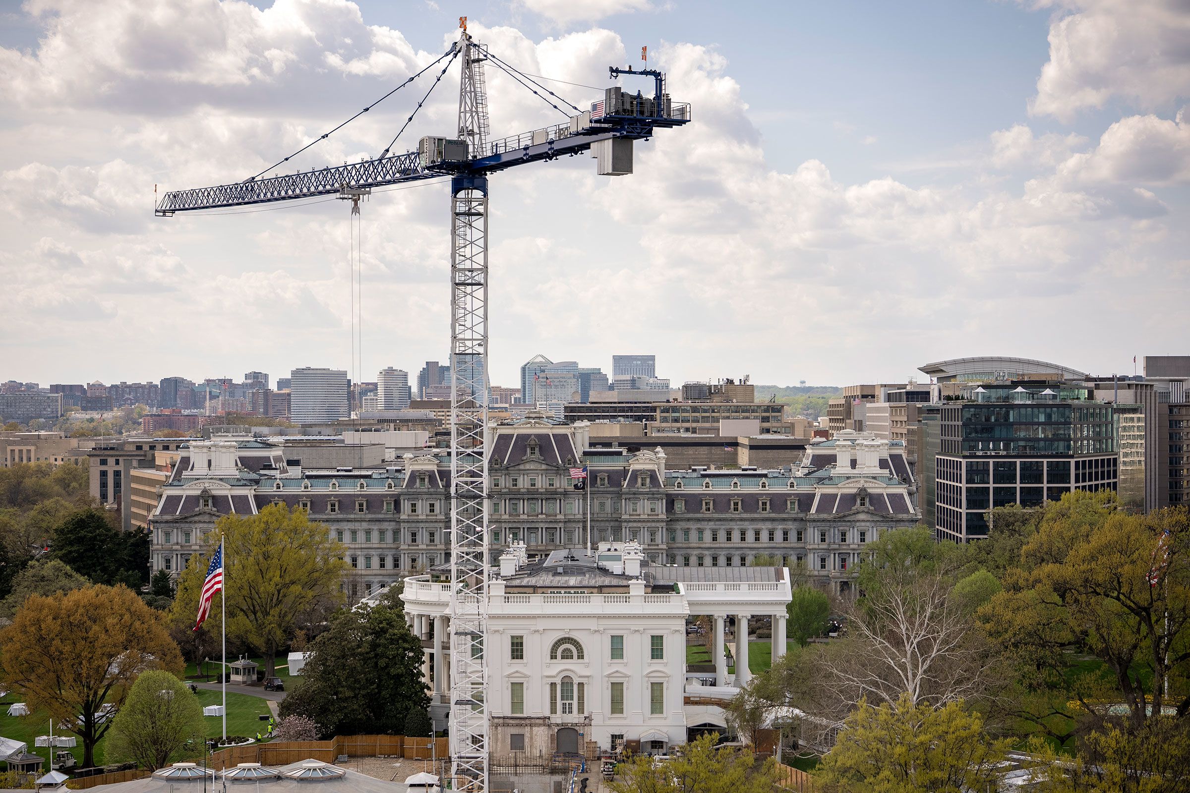 <i>Andrew Harnik/Getty Images via CNN Newsource</i><br/>A construction crane stands over the White House on Wednesday.