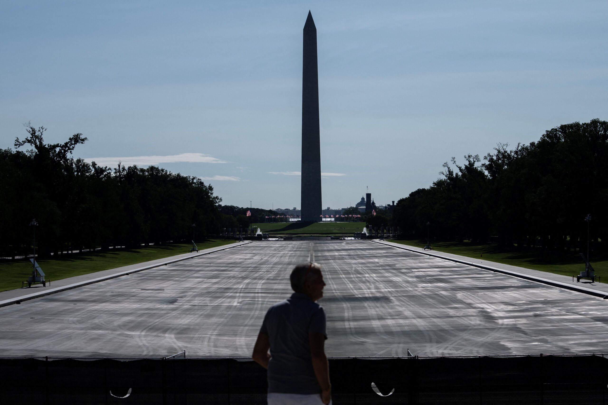 <i>Al Drago/Reuters via CNN Newsource</i><br/>Ducks walk across the drained Lincoln Memorial Reflecting Pool on July 15