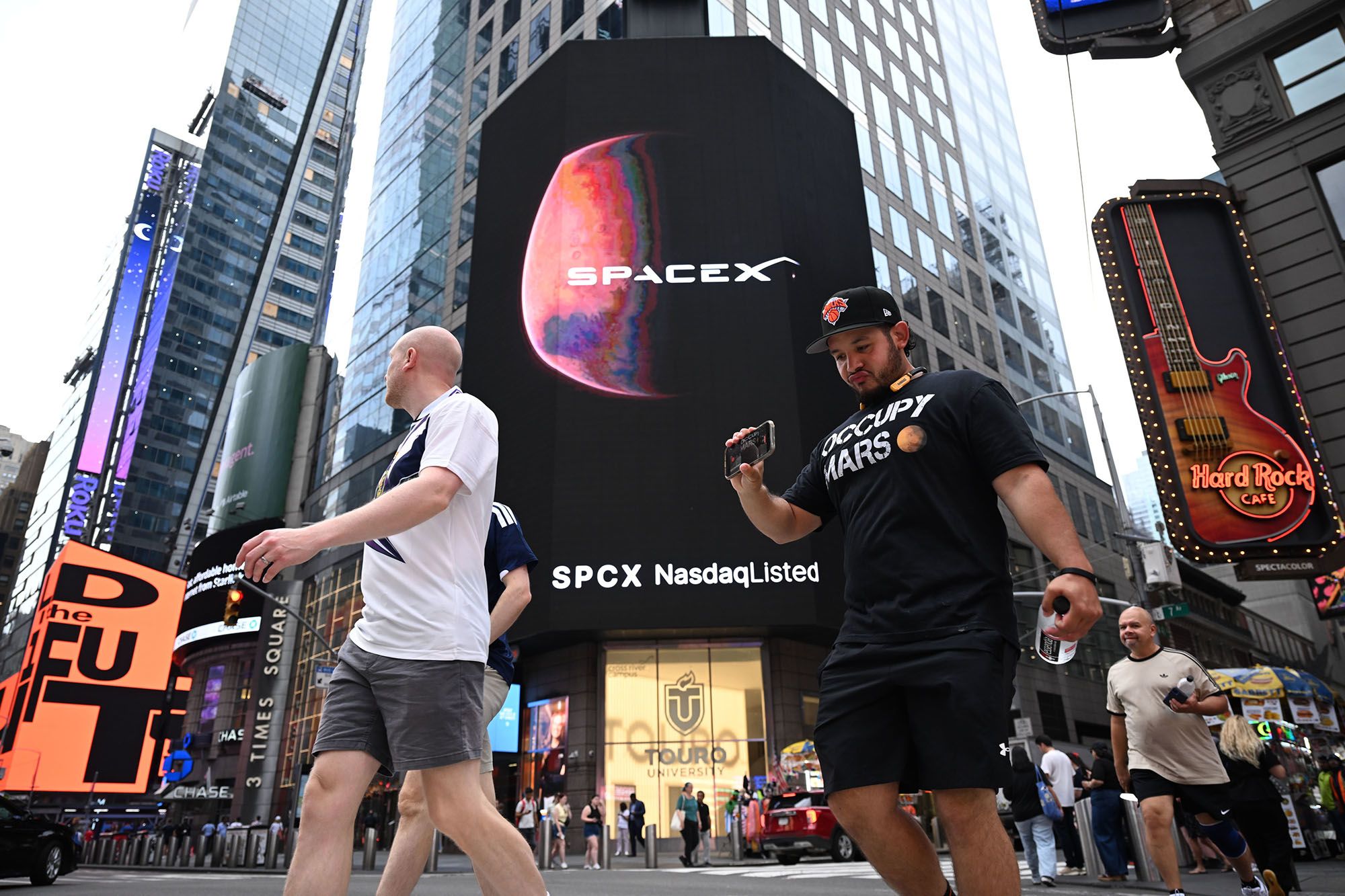 <i>zz/NDZ/STAR MAX/IPx/AP via CNN Newsource</i><br/>SpaceX billboard outside the Nasdaq MarketSite in Times Square