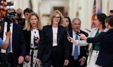 Kathy Ruemmler (center)