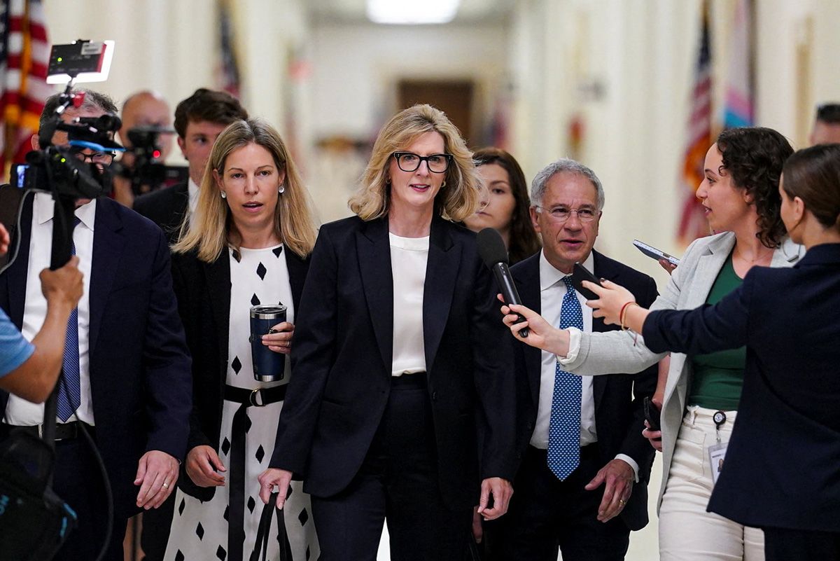 <i>Al Drago/Reuters via CNN Newsource</i><br/>Kathy Ruemmler (center)