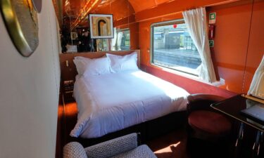 The Fuxing CR200J sleeper train serves the Xining-Golmud section of the Qinghai-Tibet Railway.