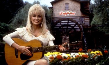 Country singer Dolly Parton acts in a scene from the movie "9 to 5."