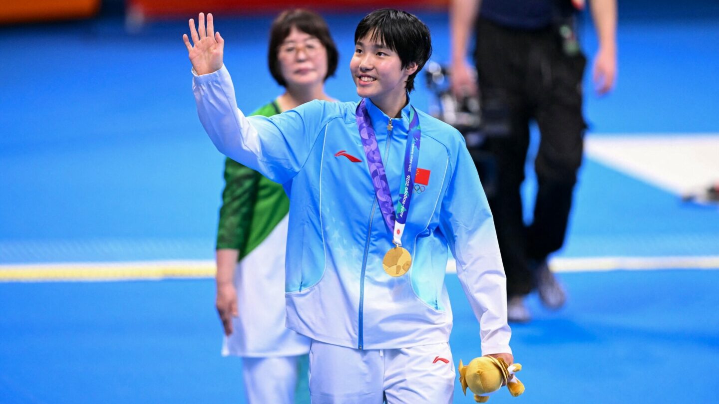 Winner China's Yu Zidi waves as she arrives to attend the victory ceremony of the women's 200m individual medley swimming event during the 2026 Asian Games at the Tokyo Aquatics Centre in Tokyo on September 21