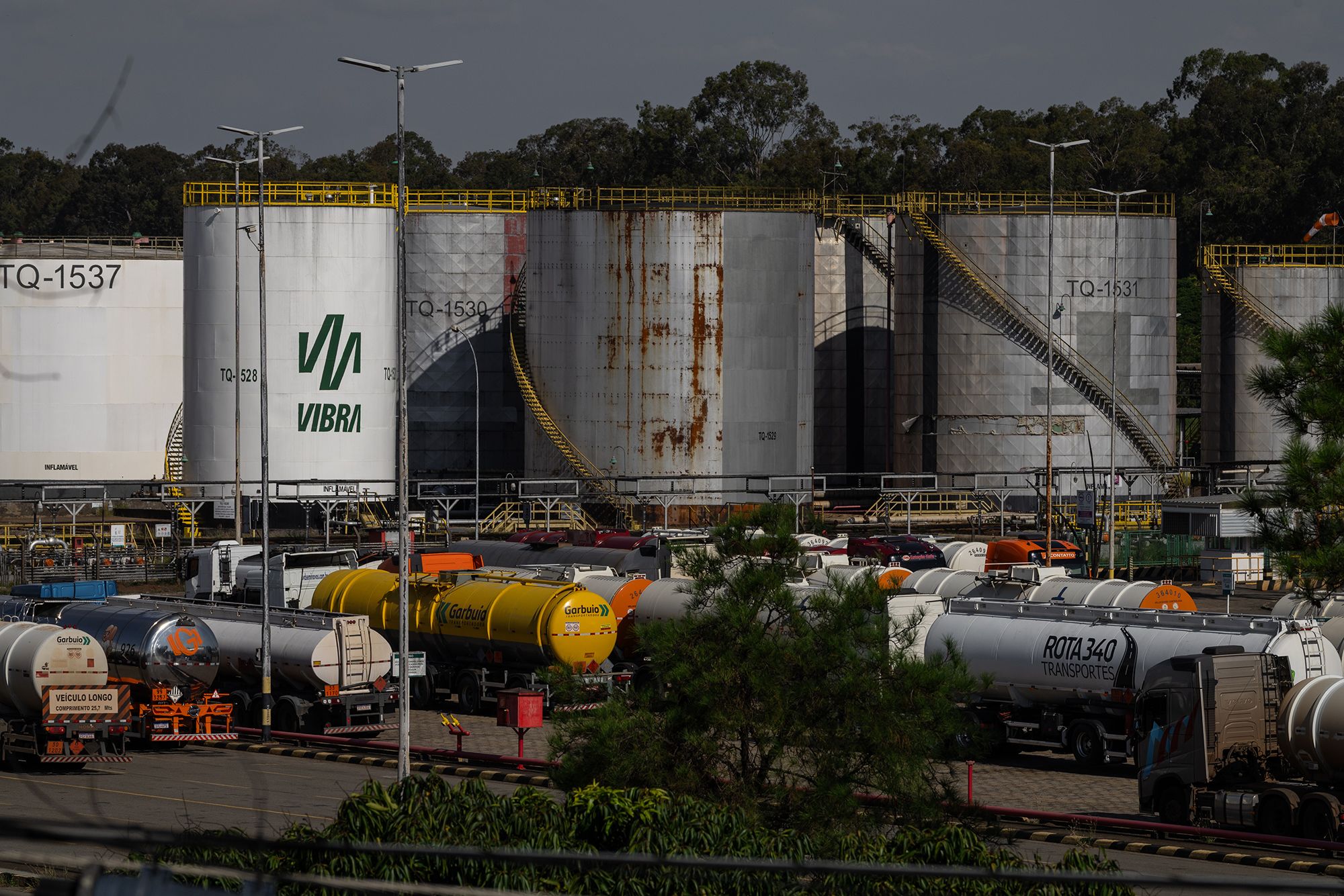 <i>Fabio Teixeira/Anadolu/Getty Images via CNN Newsource</i><br/>An oil refinery operates 24 hours a day in Rio de Janeiro