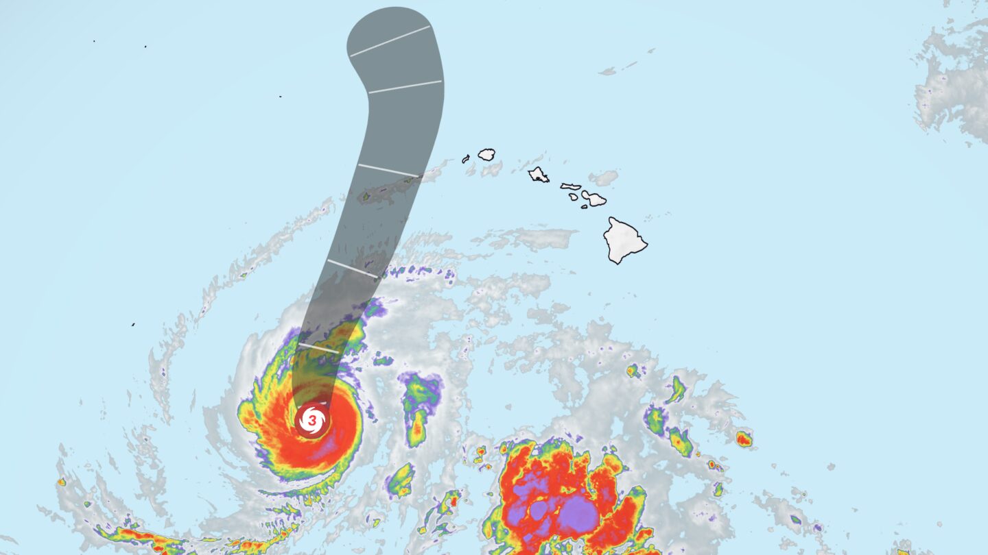 <i>CNN Weather via CNN Newsource</i><br/>Hurricane Lowell takes aim at Hawaii's western islands later on Sunday.