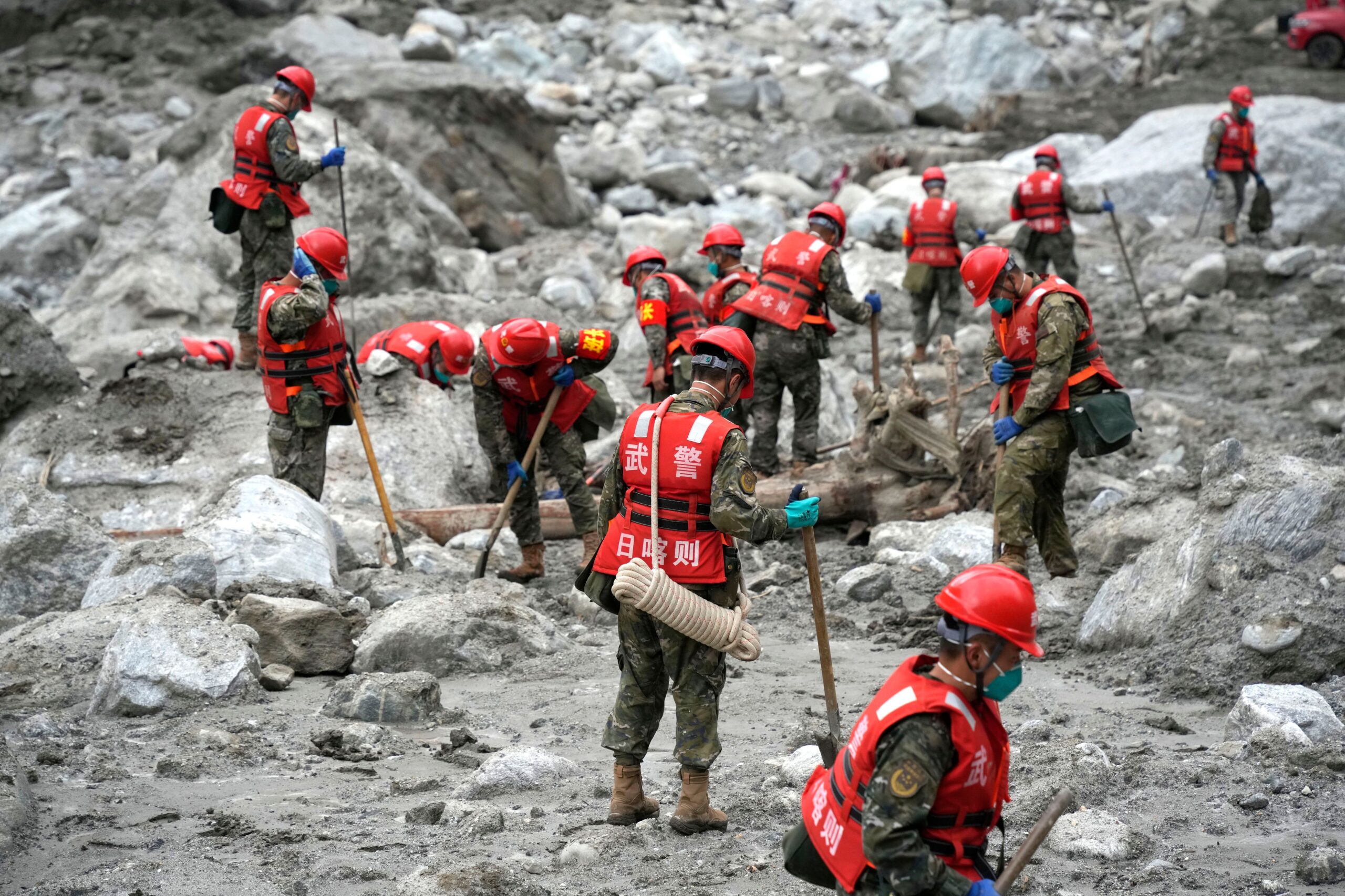 <i>Li Lin/China News Service/VCG/AP via CNN Newsource</i><br/>Rescue personnel conduct search and rescue operations in the core zone at Gyirong Port in Xizang Autonomous Region of China