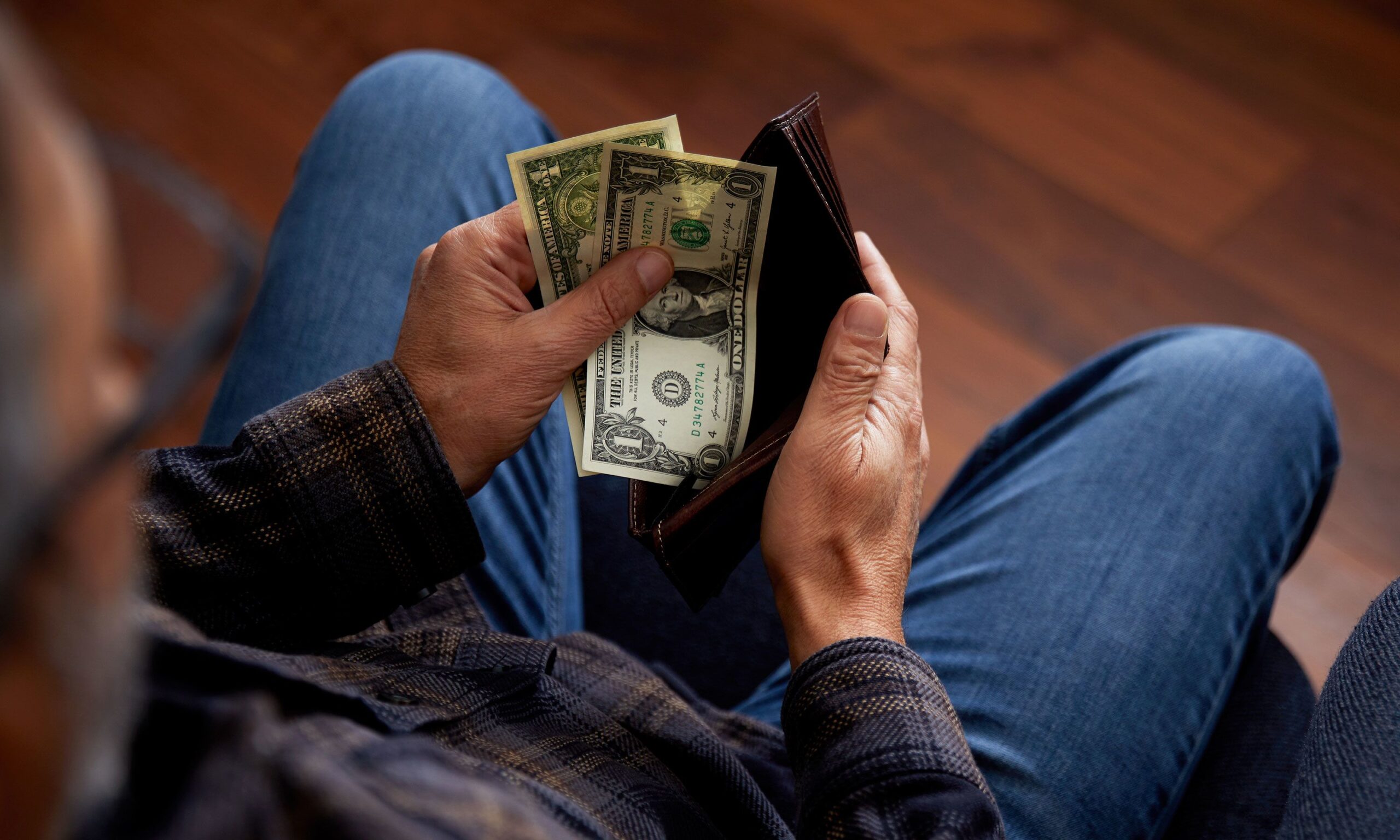 <i>Thanasis/Moment RF/Getty Images/File via CNN Newsource</i><br/>Americans’ median household income rose 2.6% or $87