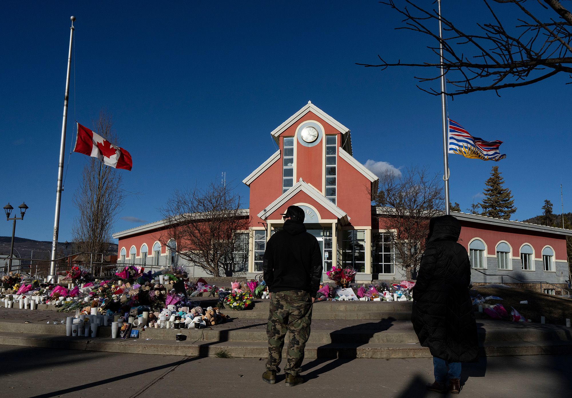 <i>Christinne Muschi/The Canadian Press/AP via CNN Newsource</i><br/>People pay their respects at a memorial on the steps of the Town Hall