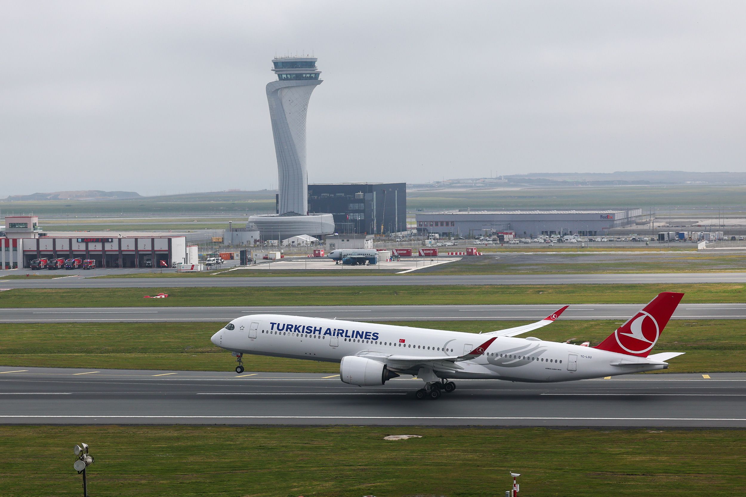 <i>Sercan Ozkurnazli/dia images/Getty Images via CNN Newsource</i><br/>The “simultaneous triple independent runway operation”