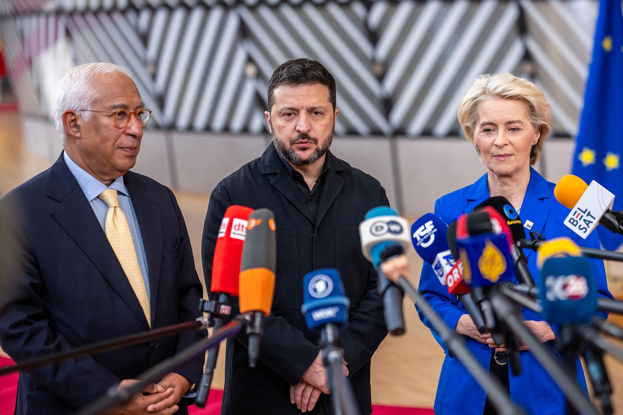 <i>Michael Kappeler/dpa/AP via CNN Newsource</i><br/>Volodymyr Zelensky (center-left)